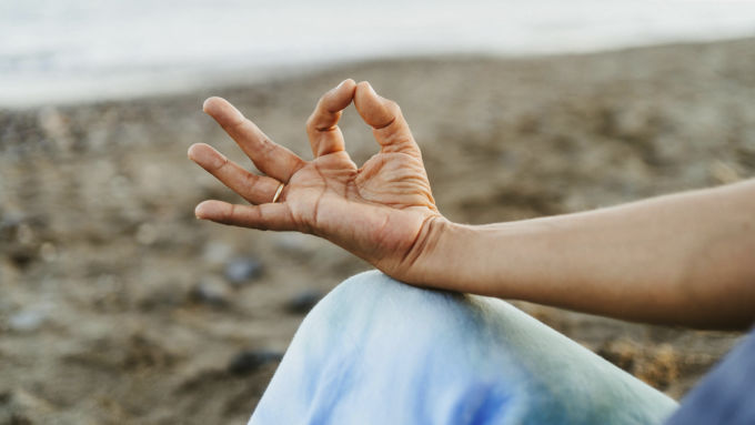 Inspira_Mindfulness_Mano_meditando